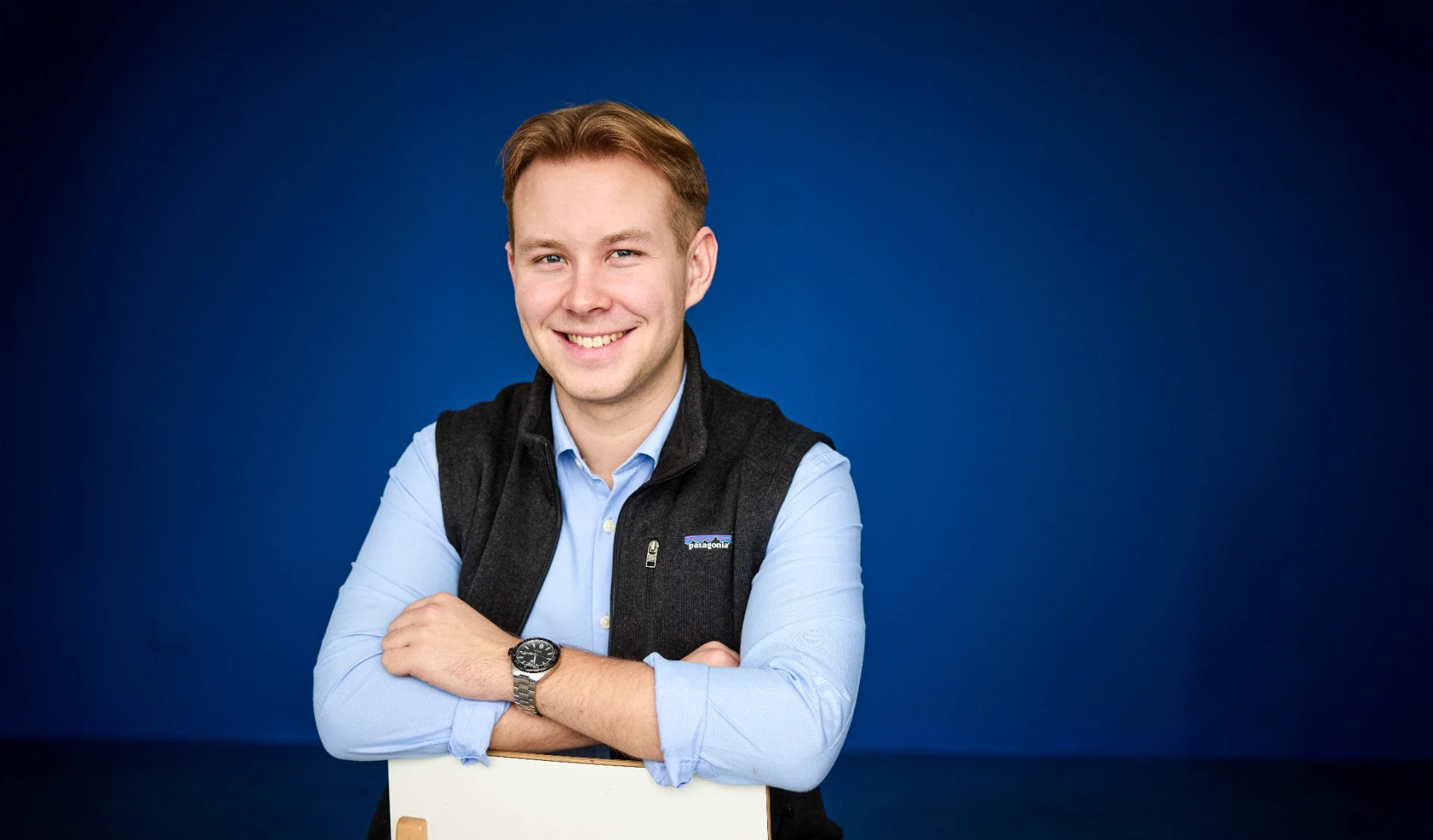 Jimi Mahonen sinistä taustaa vasten